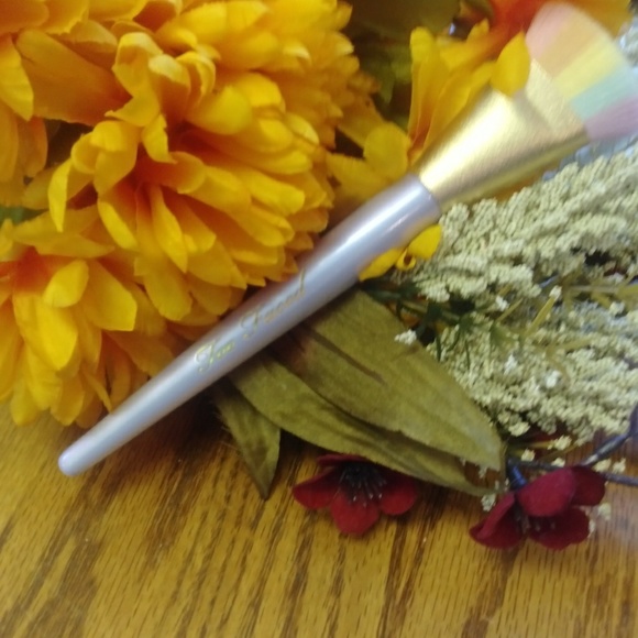 TOO FACED MAGIC RAINBOW STROBING MAKEUP BRUSH - Picture 5 of 6